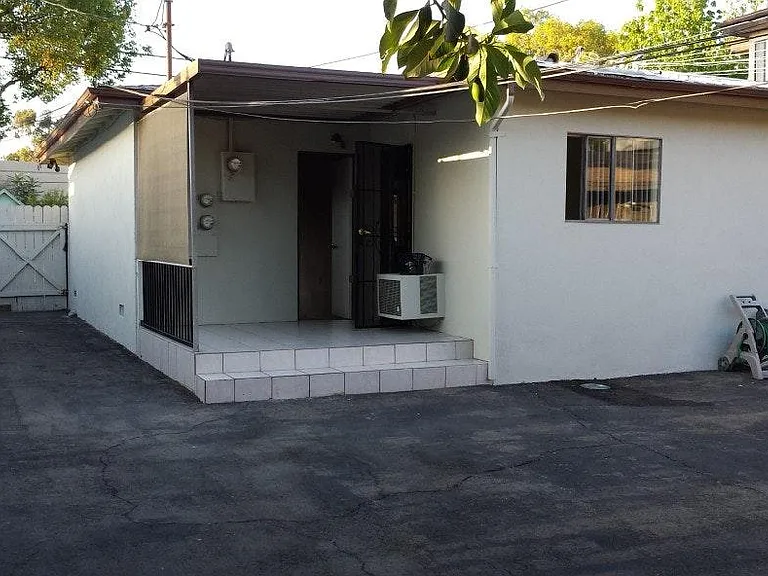 910 E Elk Ave — Photo 5