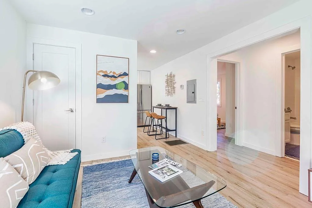 2 bed, 1.0 bath, 850 sqft, $2,200 — Photo 3