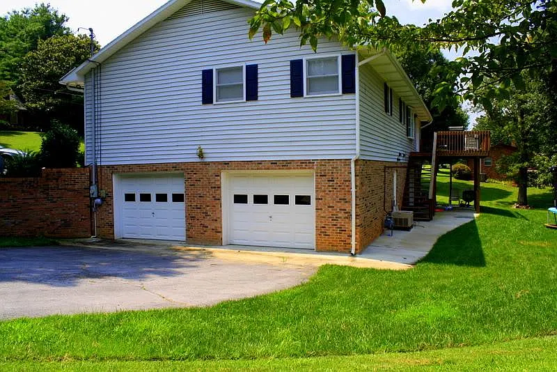 502 Ravenwood Dr — Photo 3