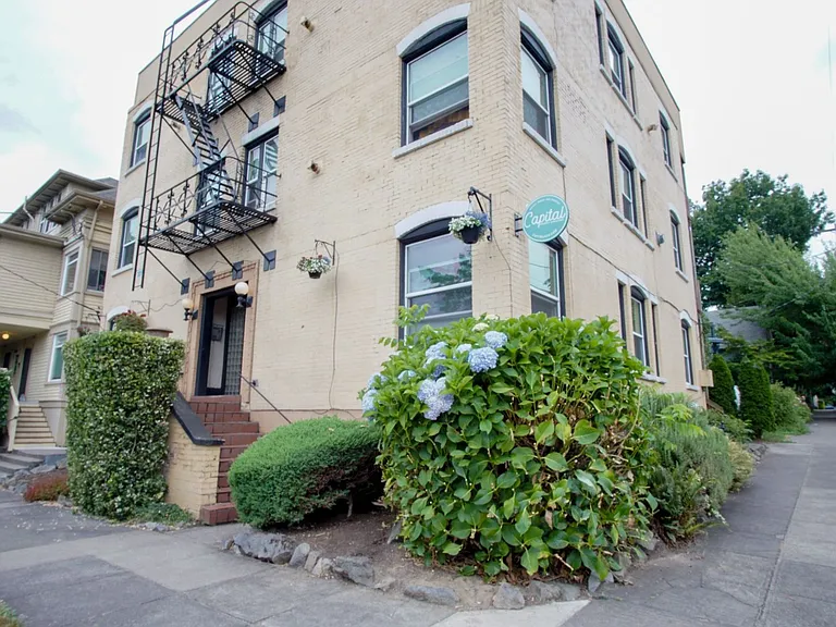 1235 SE Yamhill St #12 — Photo 15