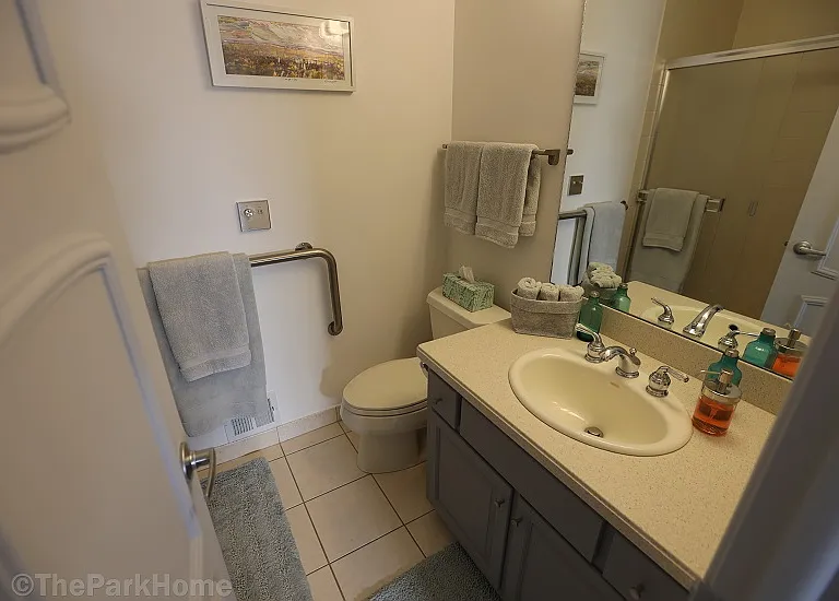En suite primary bath. Bath linens provided.