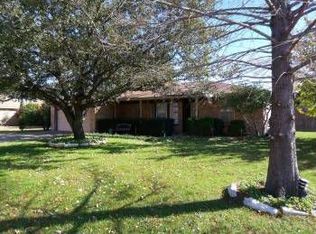 621 Royal Valley Rd, Grand Prairie, TX 75052