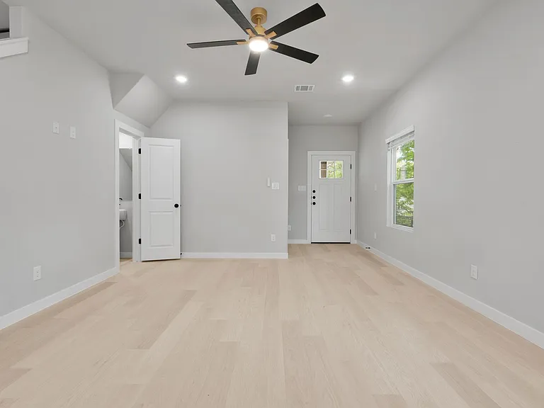 521 Dakota St — Photo 9