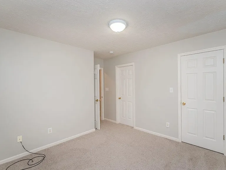 215 E Middlebury Ln SW — Photo 9