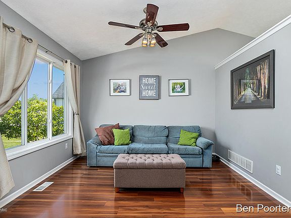 3rd image of 725 Splitrail Ave NW