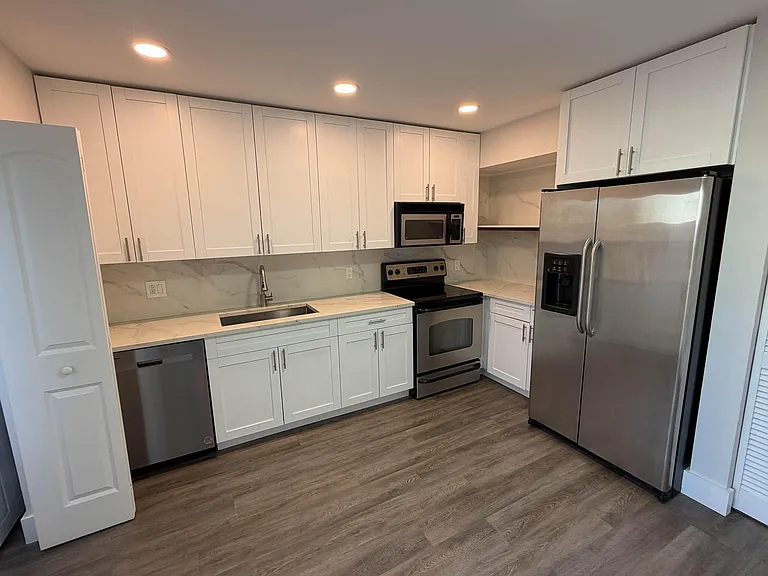 223 SE 11th Ave #223 — Photo 3