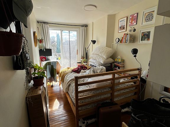 2nd image of 1434 Lombard St APT 1R