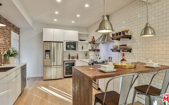 5th image of 130 N Burlington Ave