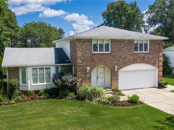 49 Rosewood Dr, Williamsville, NY 14221