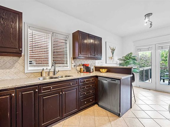 5th image of 388 Hewitt Cir
