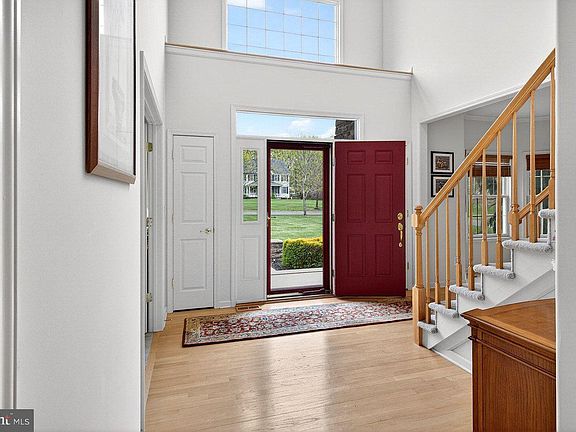 5th image of 77 Hemlock Dr