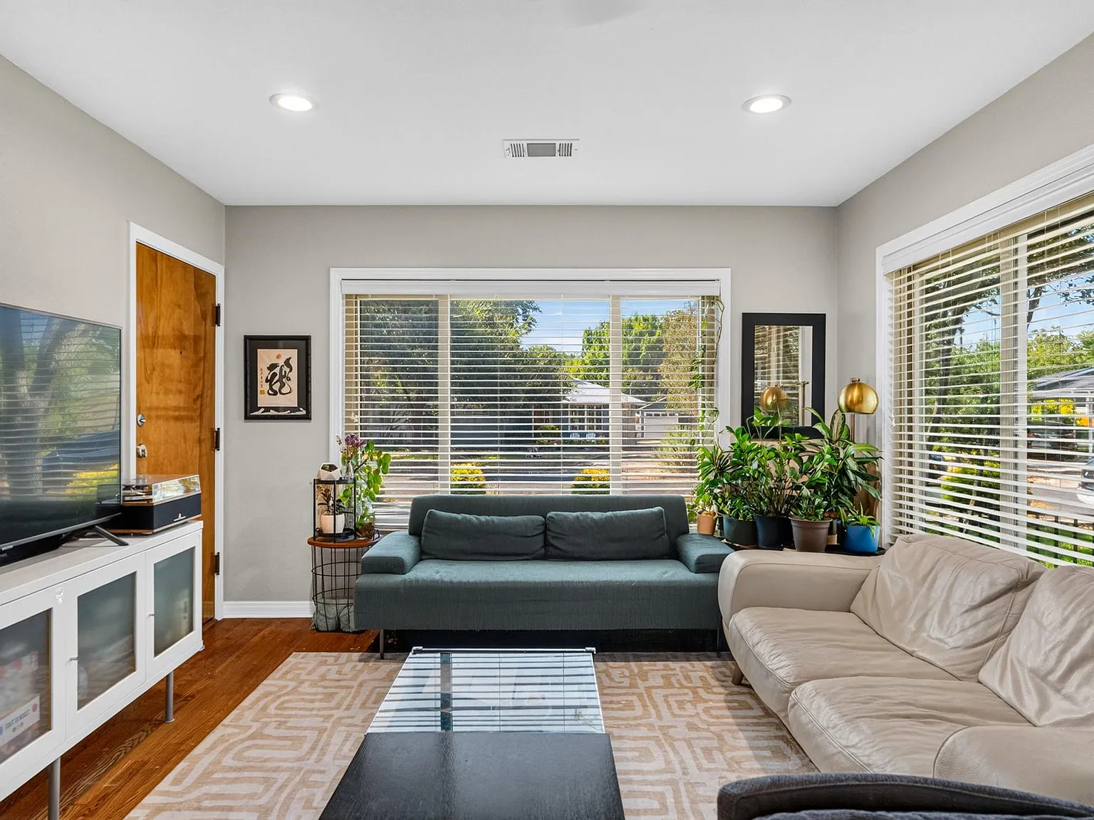 3 bed, 2.0 bath, 1217 sqft, $3,500 — Photo 3