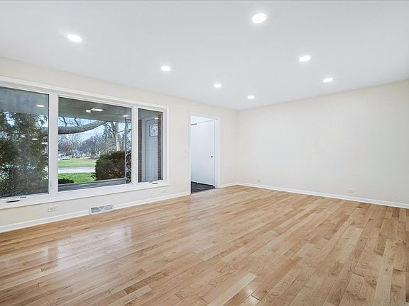 3rd image of 1812 Winthrop Rd