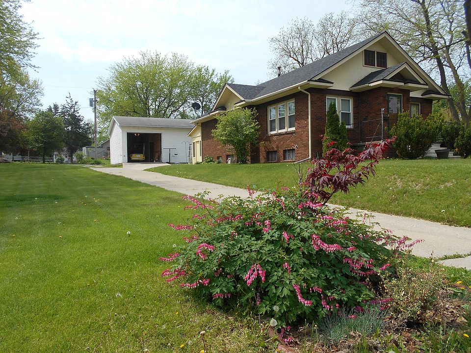 Large lot with 3 car garage