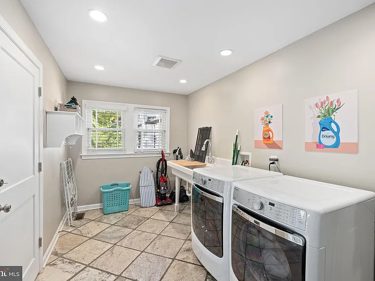 1604 N Edgewood St — Photo 12