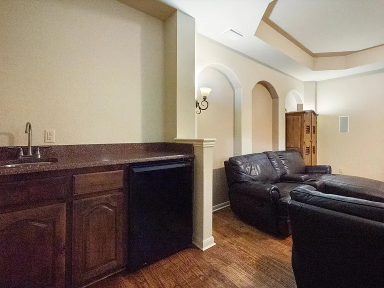 10941 Yorkshire Ln — Photo 32