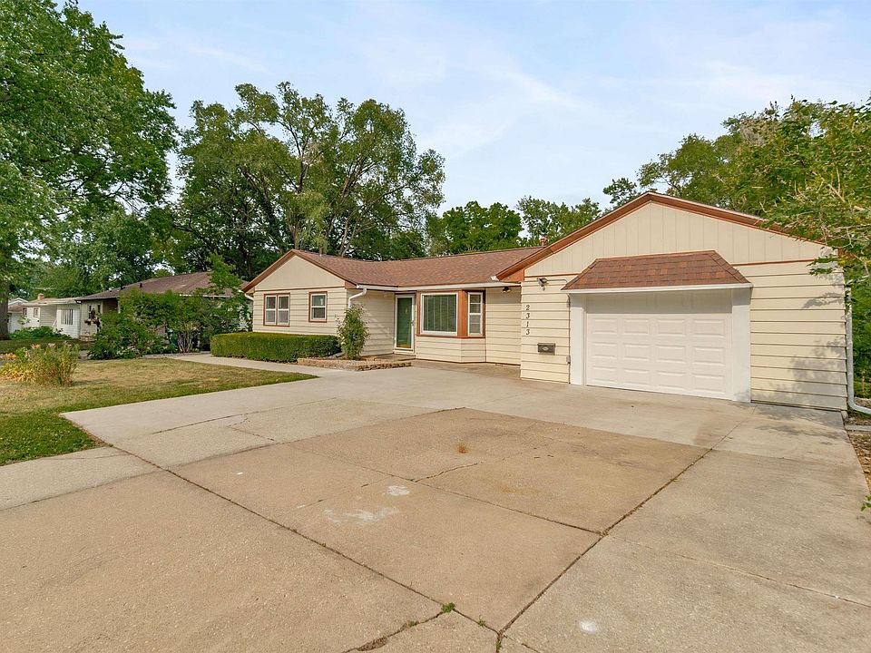 2313 W 8th St, Waterloo, IA 50702 Zillow