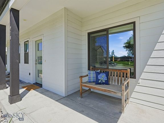 4th image of 978 Rosa Way