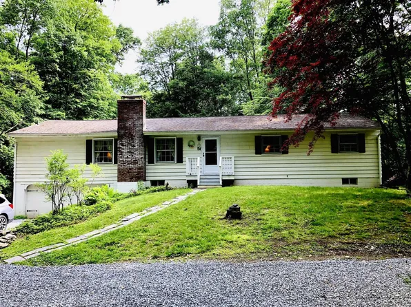 179 Roosevelt Rd, Hyde Park, NY 12538