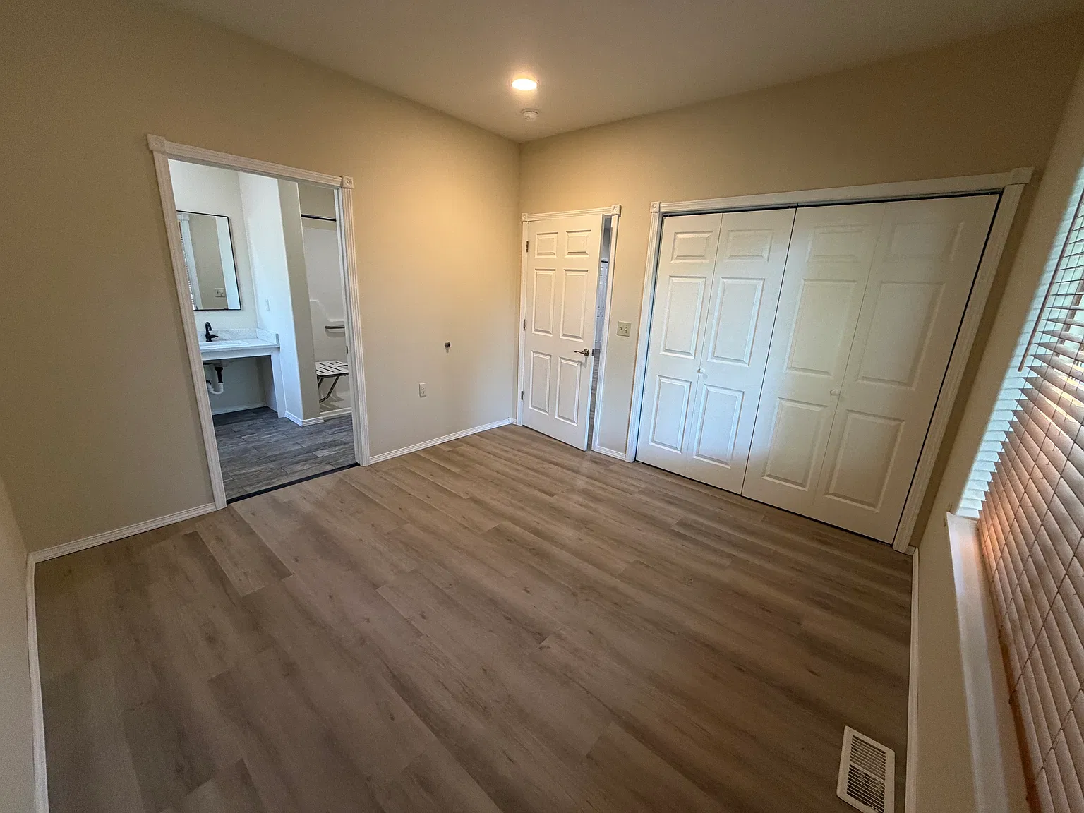 4 bed, 2688 sqft, $3,475 — Photo 4