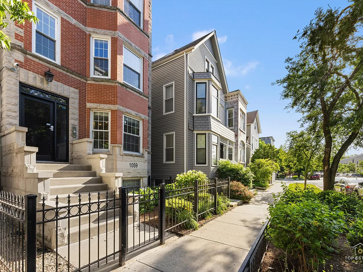Building Photo - 1059 W Cornelia Ave #2