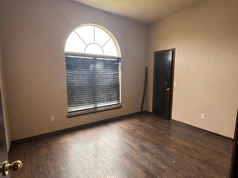 16301 Everglade Ln — Photo 9
