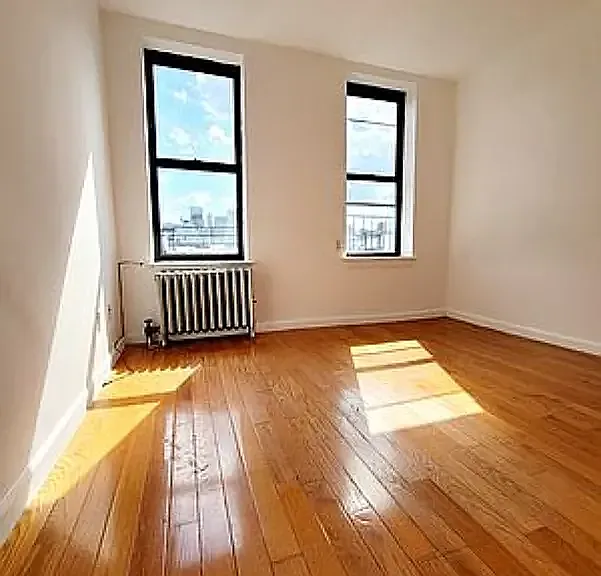 206 E 10th St #5V — Photo 1