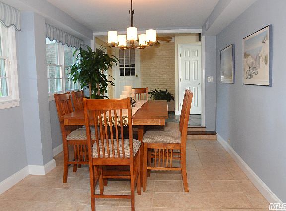 4th image of 28 Greenbriar Ln