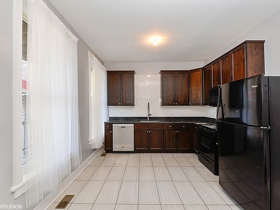 3rd image of 3208 W Wabansia Ave Unit 1W
