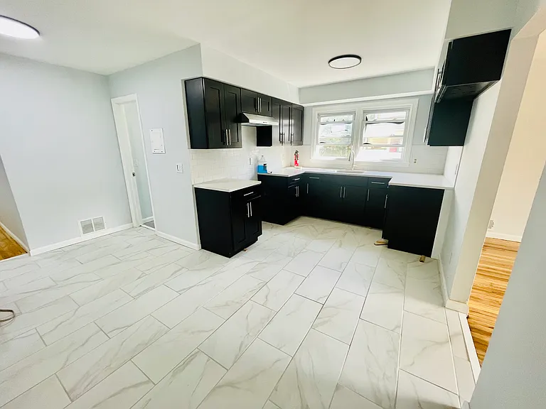 1311 Carrington St — Photo 1