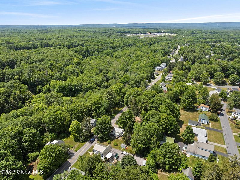 4th image of 88 Maple Avenue