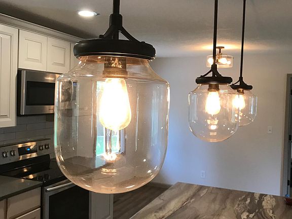 These Edison bulb light fixtures are absolutely gorgeous as