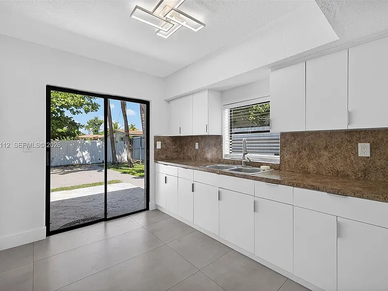 17150 NE 18th Ave — Photo 10