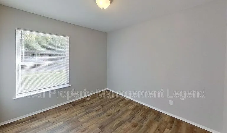 717 E Martin Ln — Photo 12