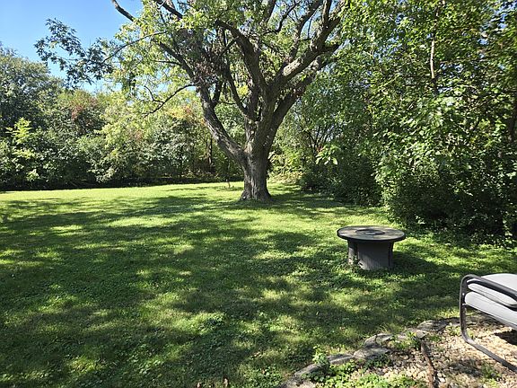 5th image of 784 Exmoor Rd