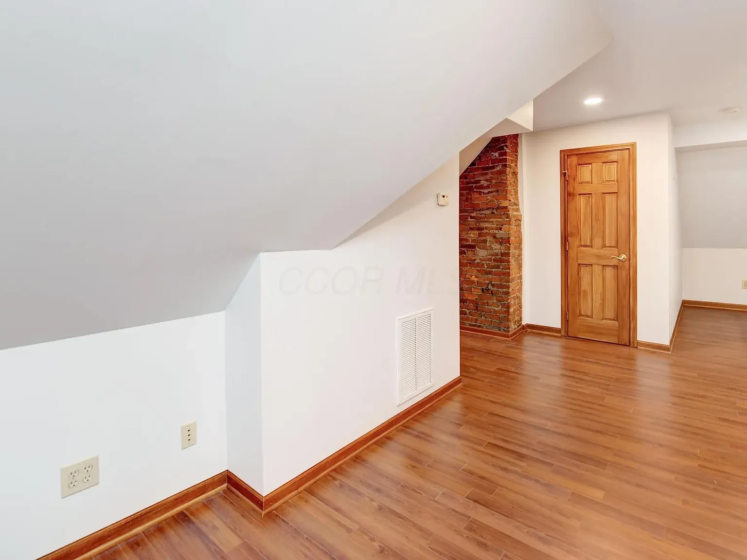 3 bed, 2.5 bath, 2350 sqft, $3,500 — Photo 1