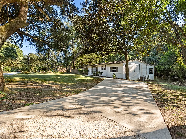 1005 Oakland Dr — Photo 2