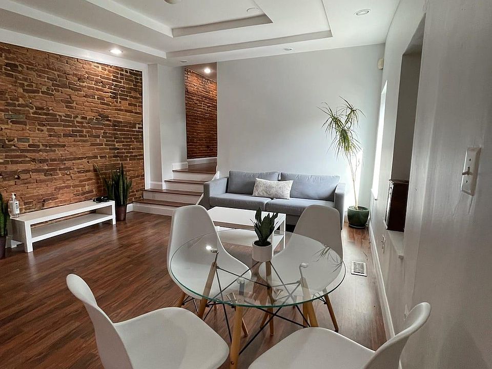 Living room/dining room area