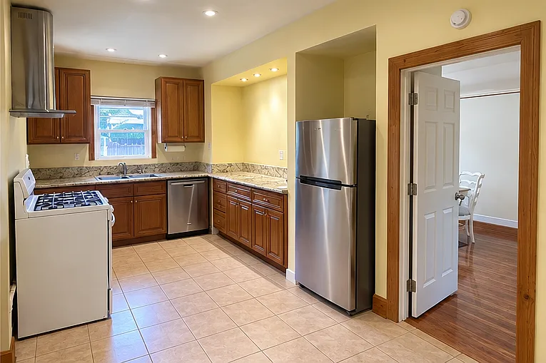 2 bed, 858 sqft, $3,000 — Photo 3