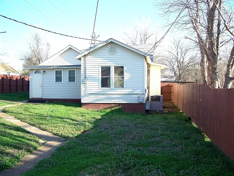 128 E Pine St — Photo 2