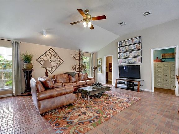 4th image of 2504 Princeton Dr