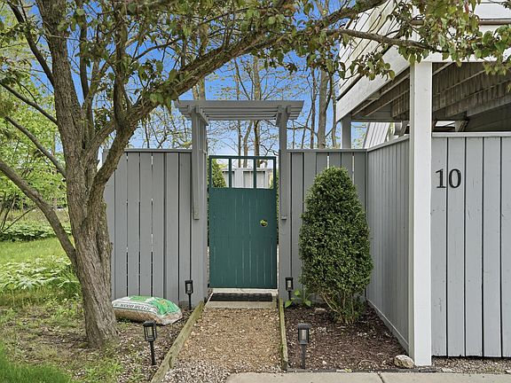 2nd image of 10 Tryon Farm Ln #F10