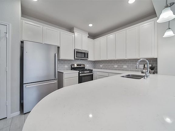 4th image of 7415 Hinsdale Dr