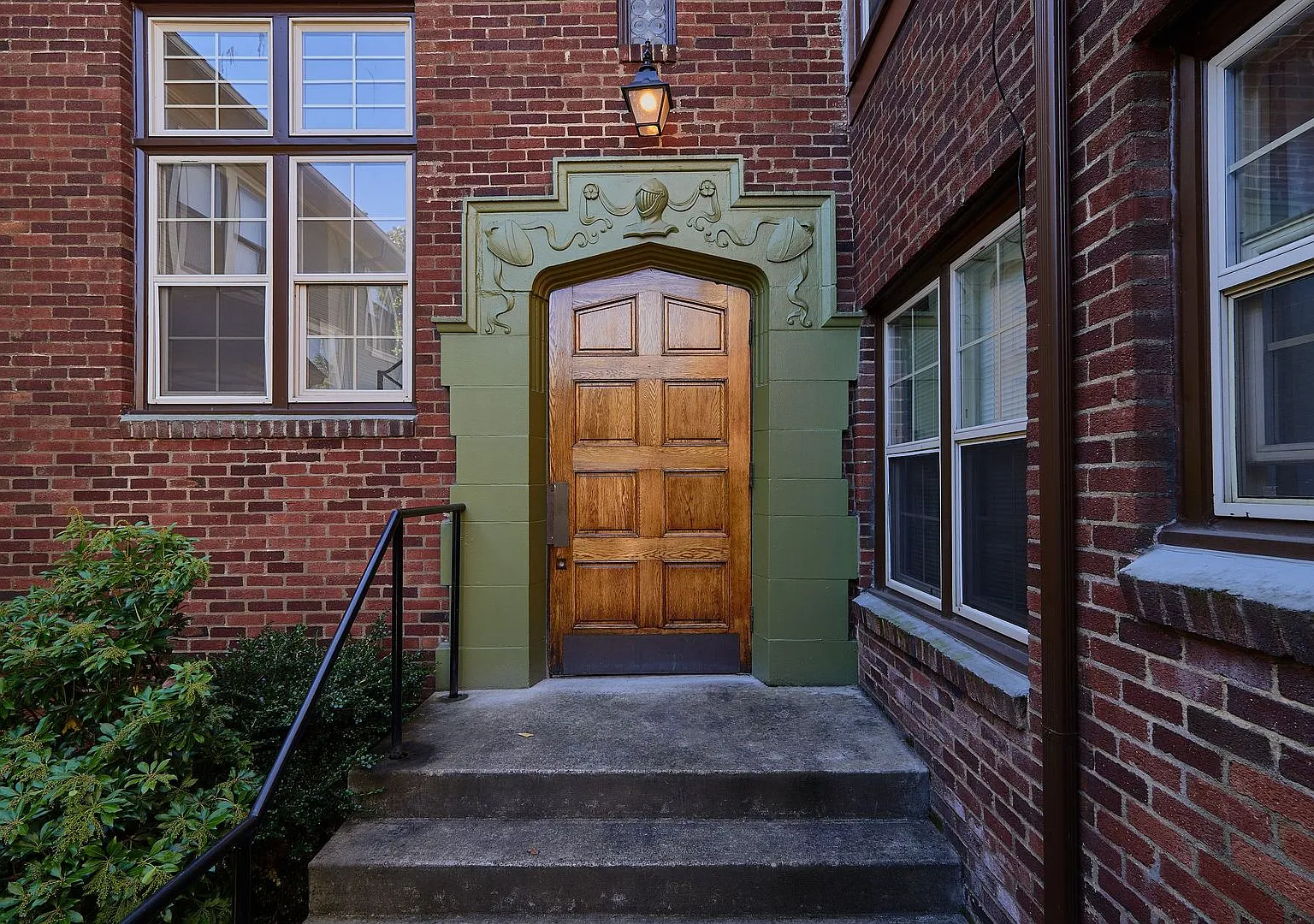 Dreamy Studio Just off 23rd Ave Available Now! — Photo 1