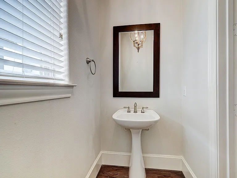 1110 Thompson St — Photo 18