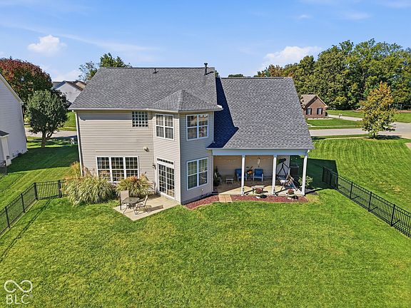 4th image of 8035 Meadow Bend Ln