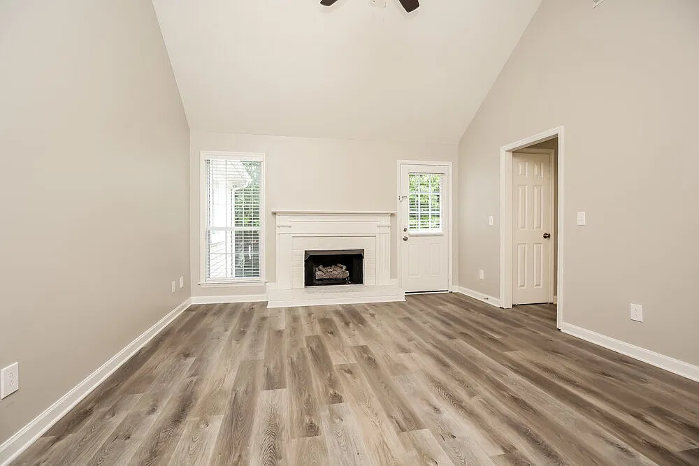 3 bed, 2.0 bath, 1305 sqft, $2,280 — Photo 3
