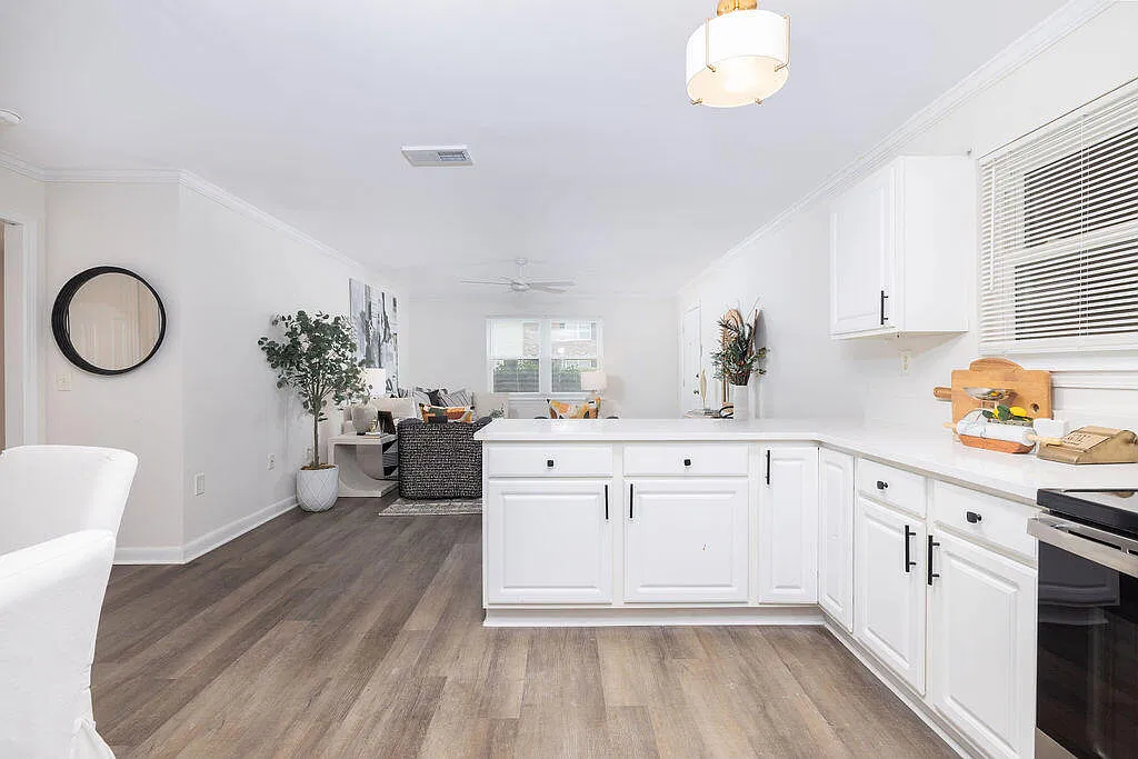 3 bed, 2.0 bath, 1300 sqft, $3,100 — Photo 3