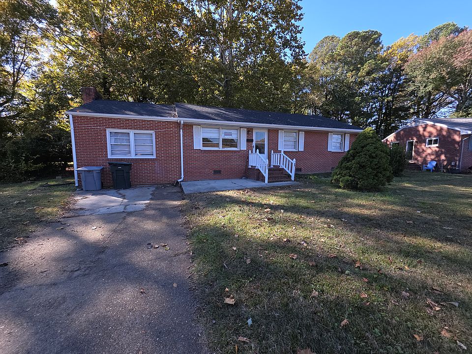 Nice three bedroom, one bath with hardwood floors. Living room and Family room. A great home in a great neighborhood to live comfortably.