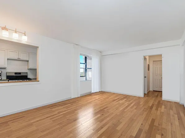 2821 Kings Highway image 15 of 22